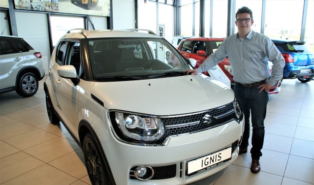 Vestigingsleider Wouter de Vos bij de Suzuki Ignis, te midden van alle andere nieuwe Suzuki-modellen.
