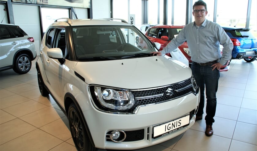Vestigingsleider Wouter de Vos bij de Suzuki Ignis, te midden van alle andere nieuwe Suzuki-modellen.