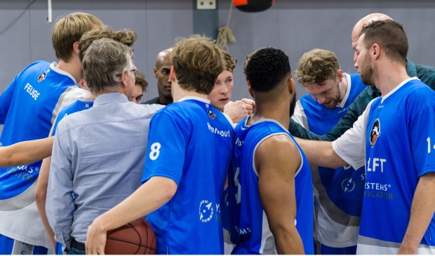 De heren van DAS wensen peppen elkaar op voor de wedstrijd