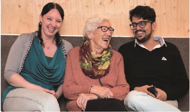 De verschillende bewoners van Abtswoude Bloeit! ontmoeten elkaar in de Woonkamer van de Wijk (Foto: Esther de Cuijper)