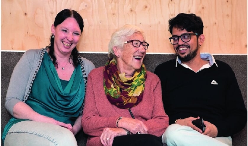 De verschillende bewoners van Abtswoude Bloeit! ontmoeten elkaar in de Woonkamer van de Wijk (Foto: Esther de Cuijper)