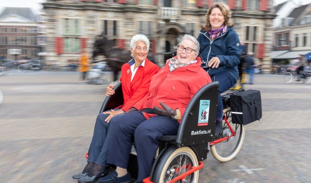 Ouderen comfortabel in hun riksja, op wie het effect van de fietstochtjes fantastisch is.