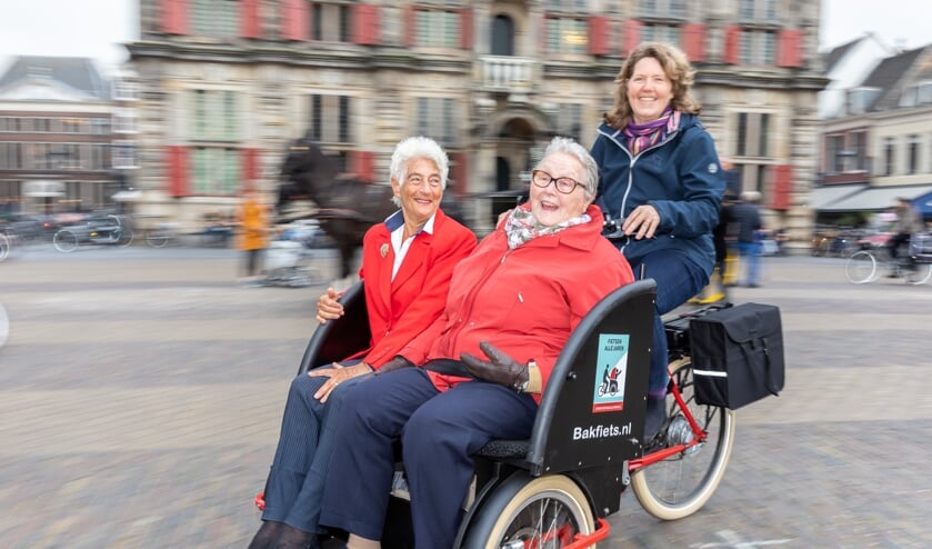 Ouderen comfortabel in hun riksja, op wie het effect van de fietstochtjes fantastisch is.