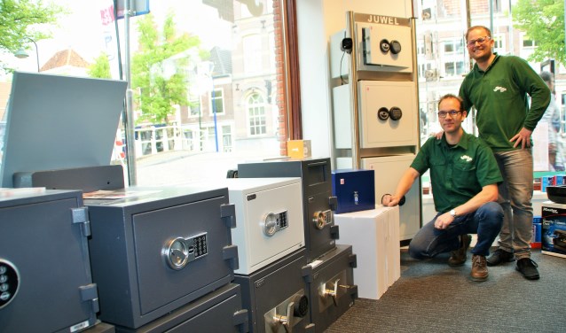 Jeroen van der Werf en zijn medewerker Tim Verkleij bij de opstelling kluizen.