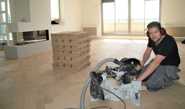 René Dijkgraaf met de zaagmachine aan het werk.