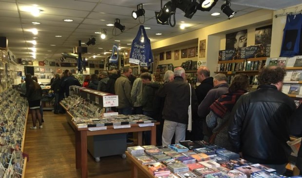 In 2017 was Steve Hackett ook op bezoek bij Velvet Music. De rijen binnen en buiten spraken boekdelen.