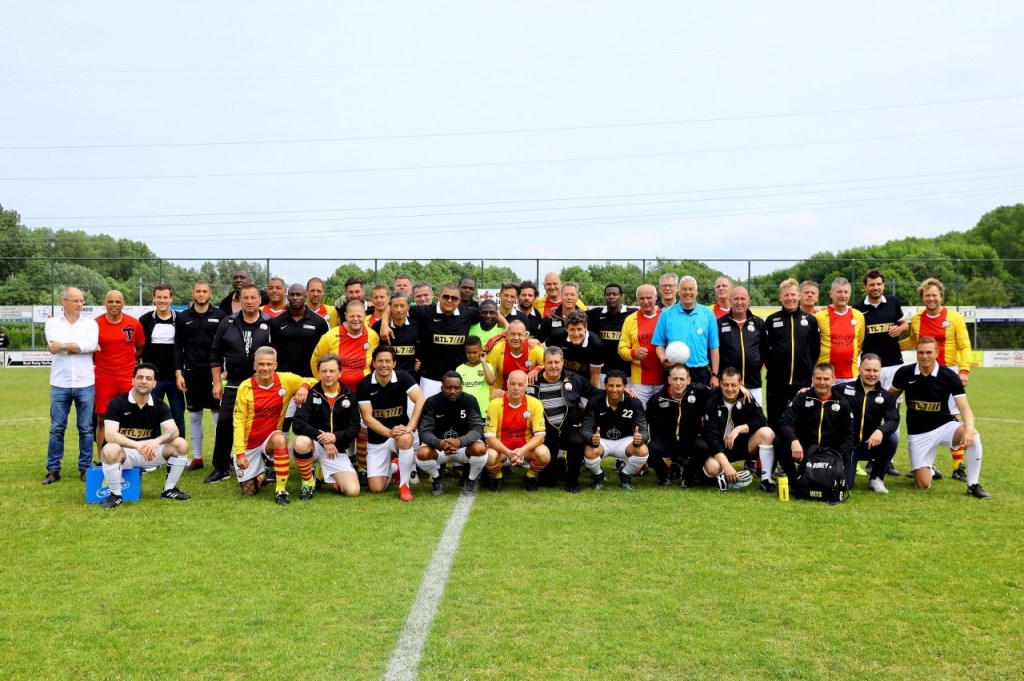 Voetbalwedstrijd tussen de veteranen van SEP en het Artiestenelftal van RTL7.