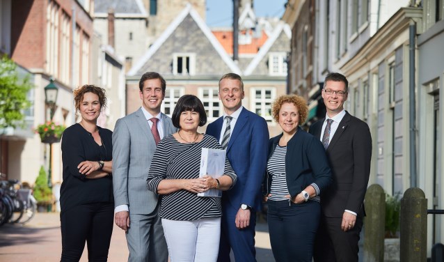 Rowena Smitz-Grootscholten, Jeroen Hogetoorn, Yvonne Hoebée, Kevin Nijs, Lisette Beurskens-Haffner en Johan van Staalduinen (vlnr) van Van Silfhout & Hogetoorn Wereldmakelaars