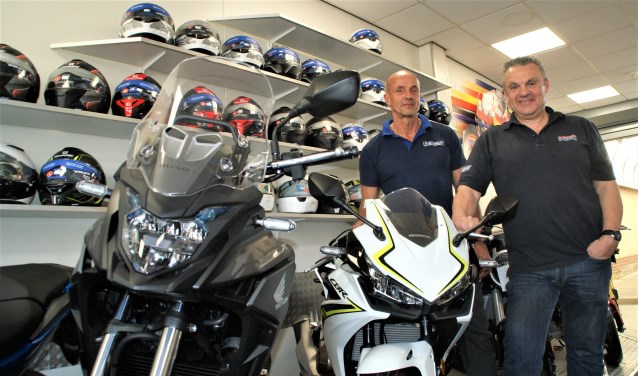 Eric en Ab in de showroom van Overkamp Motors.