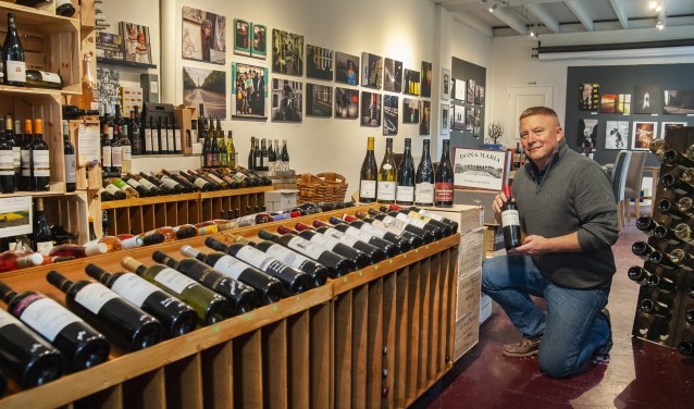 Guy van Hoek bij een deel van het assortiment wijnen.