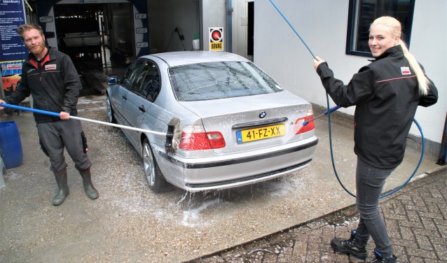 Twee medewerkers van Idenburgs carwash, links Thomas en rechts Kim.