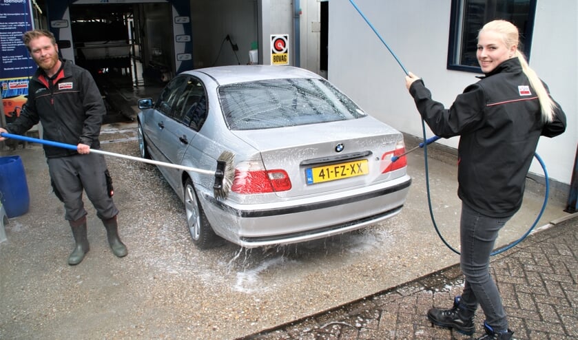 Twee medewerkers van Idenburgs carwash, links Thomas en rechts Kim.