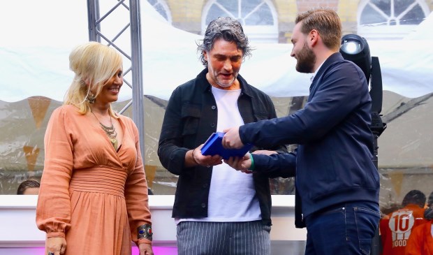 George Zevenbergen krijgt de Gouden Klinker overhandigt door wethouder Bas Vollebregt, gadegeslagen door Monique Zevenbergen (l.) (Foto; Koos Bommelé)