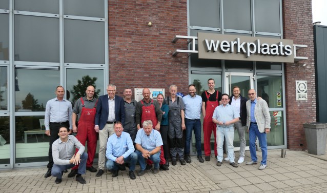Medewerkers van Motorhuis lieten zich ter gelegenheid van het jubileum fotograferen.