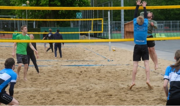 Er werd, ondanks de minder florissante temperaturen, hard gestreden tijdens het bedrijvenvolleybaltoernooi van DSVV Punch