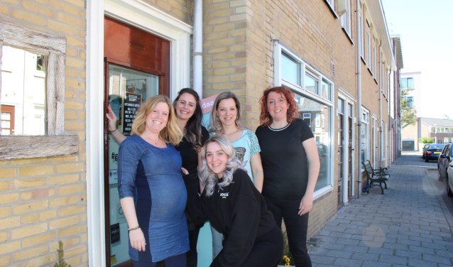 Mandy, Romy, Stephenie, Rebecca en Tess. Gezellige dames, maar vooral ook deskundig en gemotiveerd. (Foto: EvE).