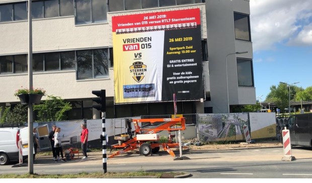 Met een gigantisch spandoek nodigen de Vrienden van 015 om te komen kijken naar vriendschappelijke voetbalwedstrijd tegen het RTL 7 Sterrenteam