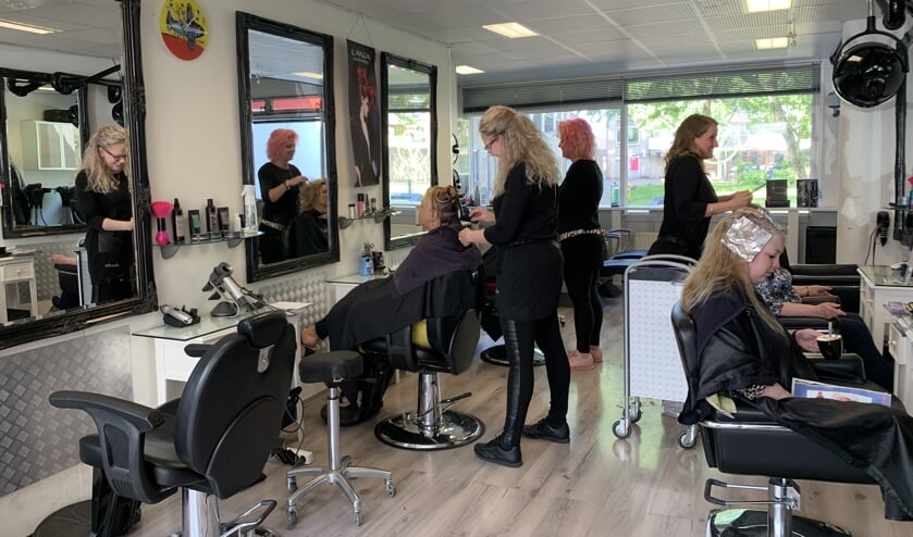 Kapsalon Vera is de enige 5-sterren kapsalon voor het knippen van curlsys volgens de methode van Brian McLean.(Foto: Koos Bommelé)