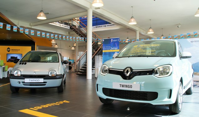 De nieuwe Twingo naast de ‘oer’-Twingo, waar het succes mee begonnen is.