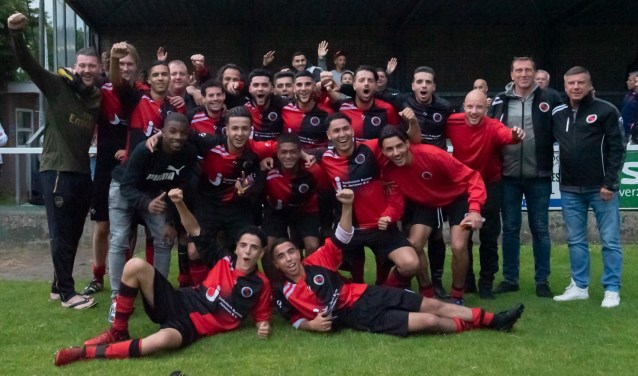 De mannen van Laakkwartier vieren feest na de overwinning in de finale van de RODI Media/DSW Zorgverzekeraar Delftse Beloftencompetitie en spelen op 6 juli een oefenwedstrijd tegen ADO Den Haag. (foto: Roel van Dorsten)