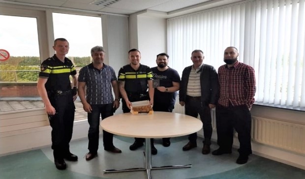 ISN Sultan Ahmet Moskee bezoekt het Politiebureau, van links naar rechts Mark (teamchef), Orhan Yasar (voorzitter Turkse Culturele Vereniging), Jesper, Ahmet Günes (voorzitter Delftse Jongerenvereniging), Ugur Ünsal (imam) en Yasin Öztürk (bestuurslid Turkse Culturele Vereniging).