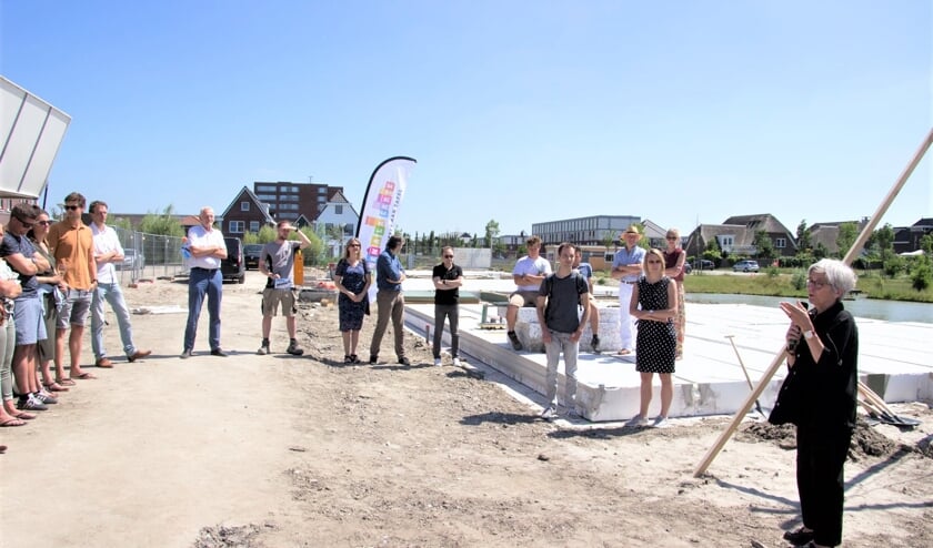 Wethouder Karin Schrederhof (rechts) verricht samen met de toekomstige bewoners de starthandeling.