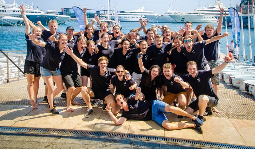 Het team van de Solar Boat TU Delft viert de overwinning van de race op open zee