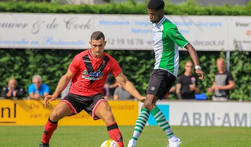 Jeroen Lathouwers (l.) in actie voor Vitesse Delft in een bekerwedstrijd tegen DVV Delft