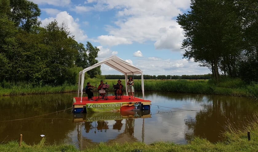 Het drijvende podium met de muzikanten.