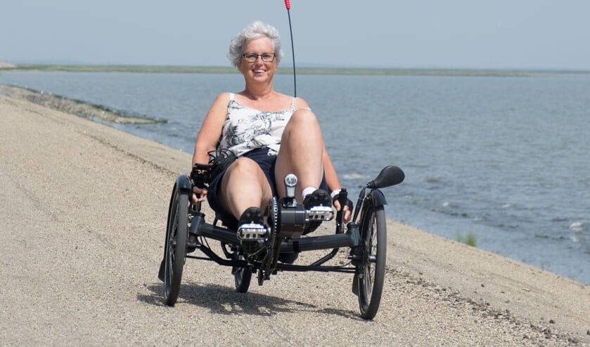 Irma Scheurink in de trikebike waar ze ongeveer 1600 kilometer mee weg zal trappen voor het goede doel