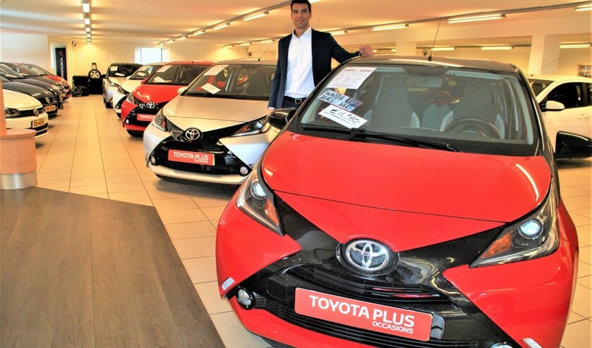 Peter Huizenga bij een serie Aygo´s die in de showroom het labelTop Occasion hebben.