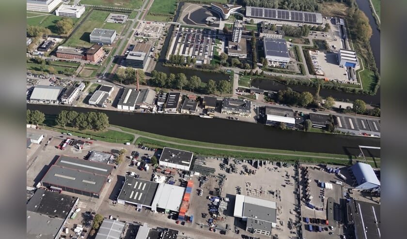 Veel bedrijvigheid aan de oevers van de Schie (Foto en tekst: Willem de Bie)