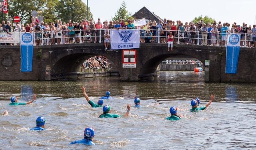 De zwemmers van de Swim to Fight Cancer worden onderweg hartstochtelijk aangemoedigd