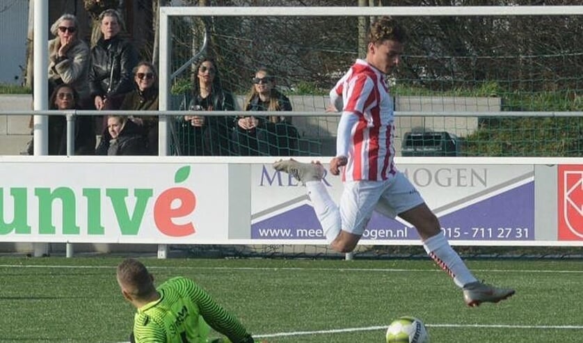 Vleugelflitser Maurizio snelt namens SV Den Hoorn langs de keeper van de tegenstander