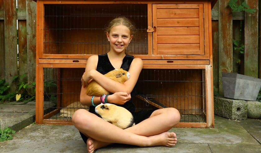 Tessa met haar cavia's Zoet en Zoutje