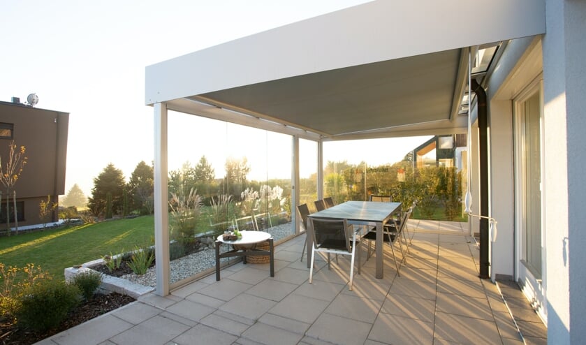 With this pergola awning you bring more atmosphere to your home