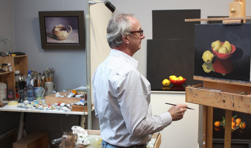 Herman Thielens aan het werk in zijn atelier. Foto PR