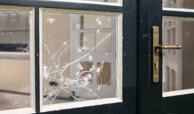Aan de Baarnse Wintertuin zijn naast een poging inbraak zware vernielingen gepleegd. Een klein raam in de serre deur is geprobeerd te slopen om mogelijk binnen te komen. Daarnaast zitten in 8 grote ramen (gehard glas) 26 kogel inslagen. Een groot raam heeft een barst over de gehele breedte. Of het e