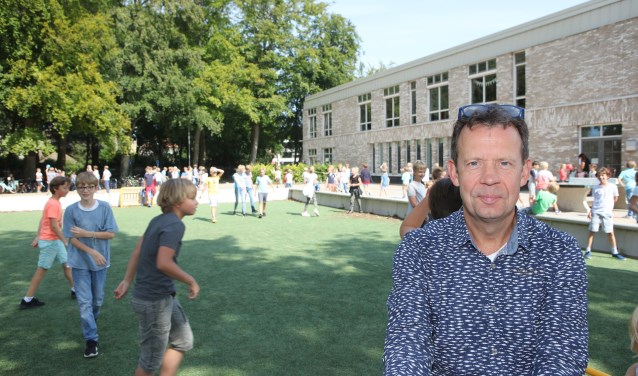 Jaapjan Eringa op het plein van zijn NBS