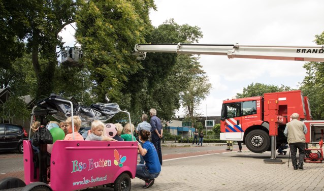 Kinderbekijks brandweer bij stormschade. Brandweer Baarn moest vanmiddag om 15.15 uur naar de overburen van de kazerne. Bij het voormalige jongerencentrum de Boemerang hingen wat takken los. Door de straffe wind werd de brandweer te hulp gevraagd. Voor de kinderen een leuke tussenstop op weg naar hu