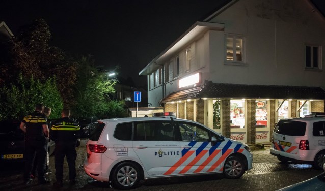 Rond 22.45 uur uur is er een overval gepleegd op cafetaria Sofie in de Sparrenlaan in Baarn. Getuigen spreken over 2 jonge jongens als dader. Ik vernam dat een bezorger van de cafetaria elders in Baarn was en de eigenaar een bestelling wegbracht in Soest. Mogelijk is dit een valstrik geweest. De eig