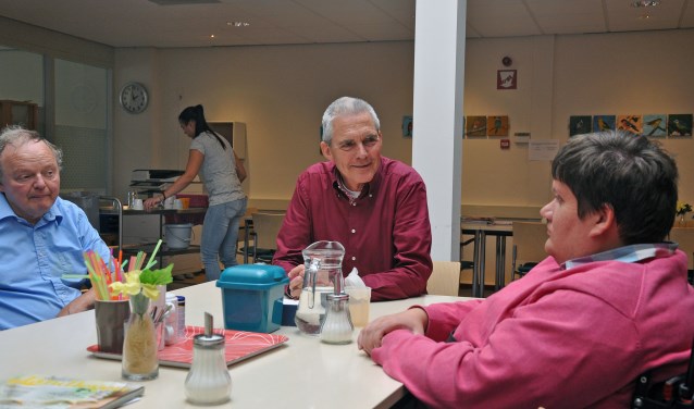 Willem Baas (midden) in gesprek met Eddy de Goede (links) en Maarten Kooij.