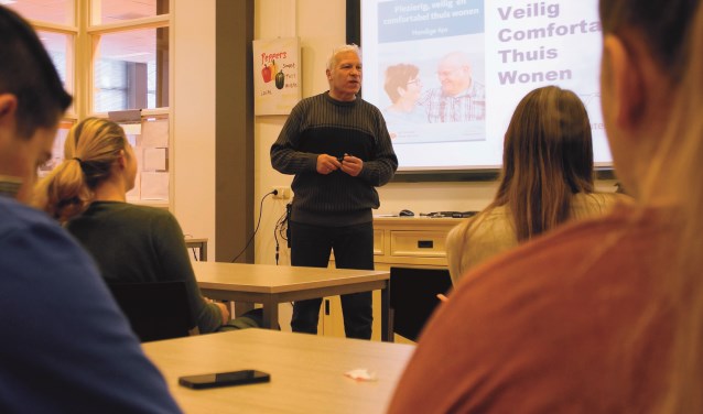 Harry van Deelen verzorgt een gastcollege op het Pax Christi College.