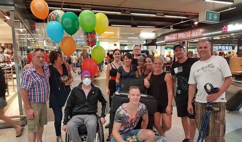 Jesper Broens werd feestelijk onthaald op Schiphol.