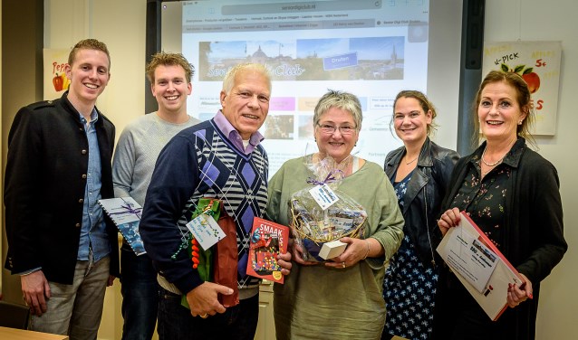 V.l.n.r.: Swen Wigmans, Bart van Kraaij, Harry van Deelen en zijn cursist, afdelingsleider Mayke Graven en onderwijsassistente Antoinette Heijnen.