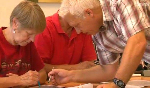 Harry van Deelen geeft Tablet-uitleg.