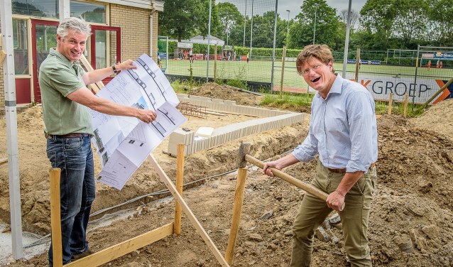 Voorzitter van Hockeyclub Druten René Pit (rechts) en Bart Bosman van Stichting Hockey Druten.