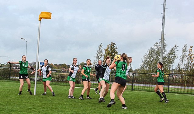 De dames van korfbalvereniging NAS in actie.