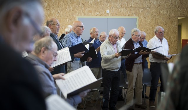 De Bronzen Stemmen tijdens een repetitie.