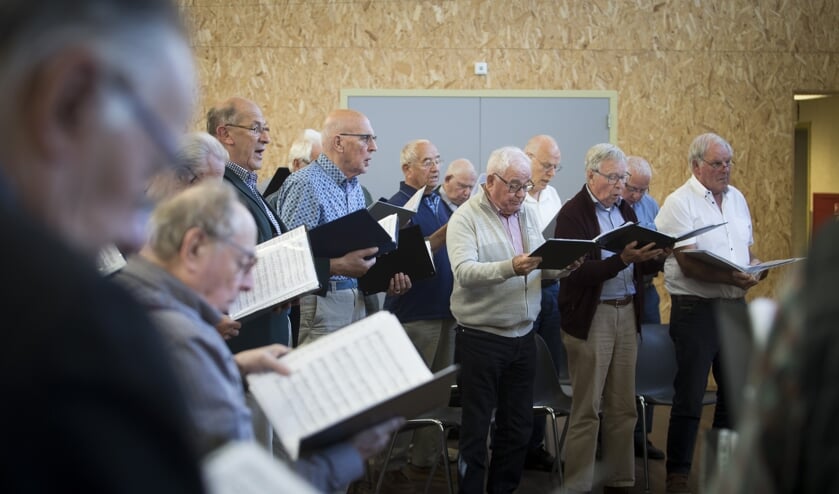 De Bronzen Stemmen tijdens een repetitie.